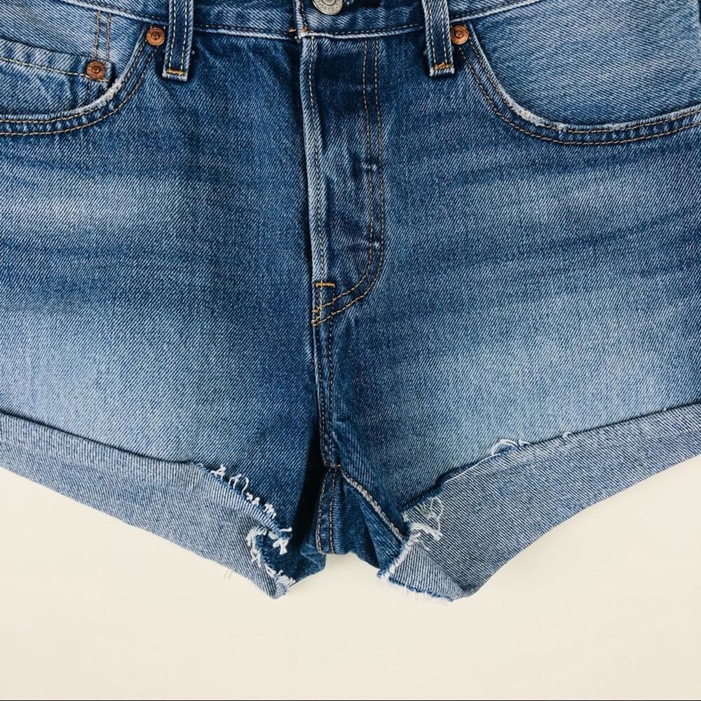Levi’s blue 501 button fly medium wash cuffed raw hem denim jean shorts 27 - Picture 3 of 9